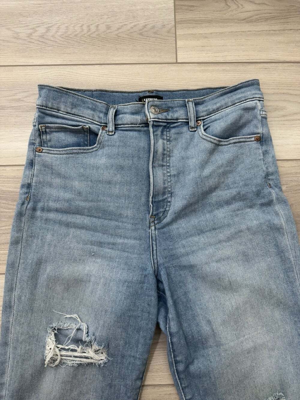 Express Women's Straight Super High Rise Distressed Jeans Light Wash Size 10 R - Picture 2 of 7